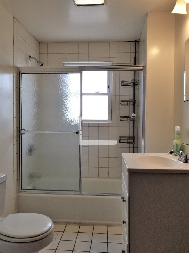 Building Photo - 62 Litchfield St