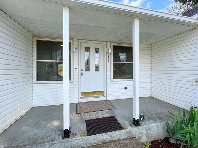 Foto del edificio - Completely updated 3 bedroom 2 bathroom ho...