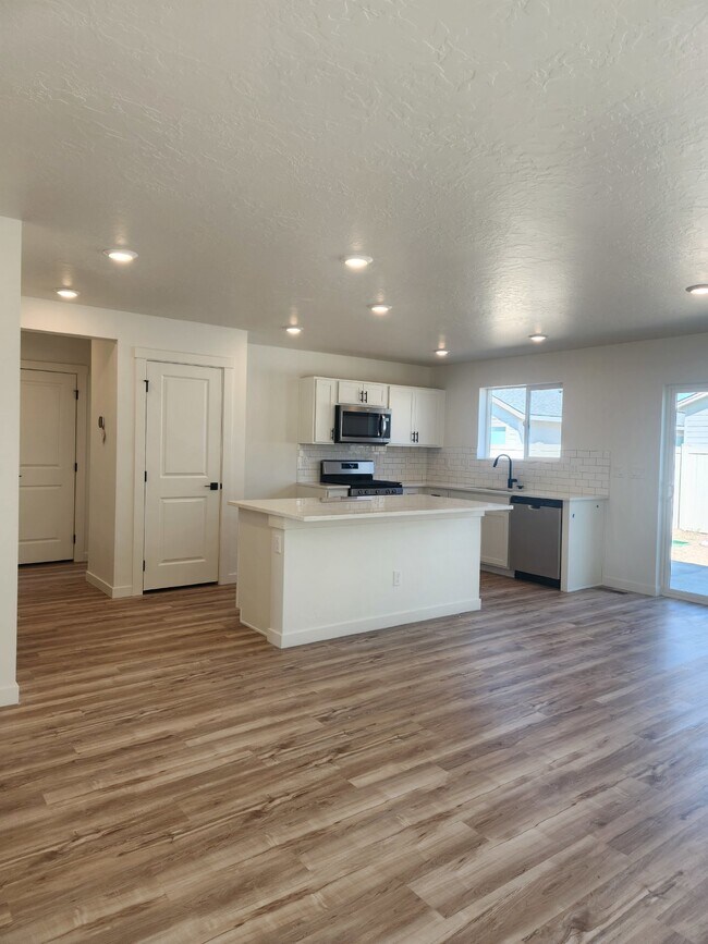 Building Photo - Coming Soon! 3 Bed, 2 Bath Home with Grani...