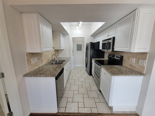 Building Photo - 2025 Augusta Dr