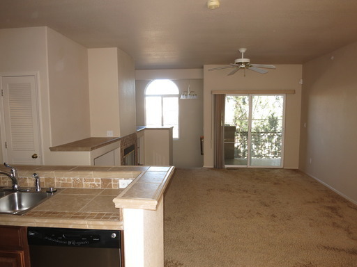 Building Photo - Beautiful condo with modern comforts!!