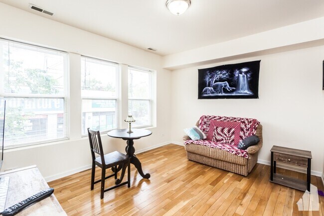 Foto del edificio - 3105 W Lawrence Ave