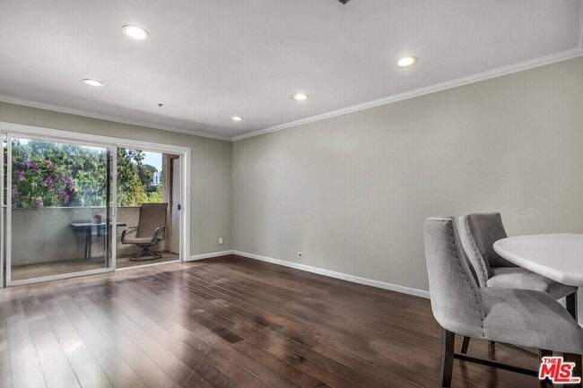 Building Photo - 501 Palisades Dr