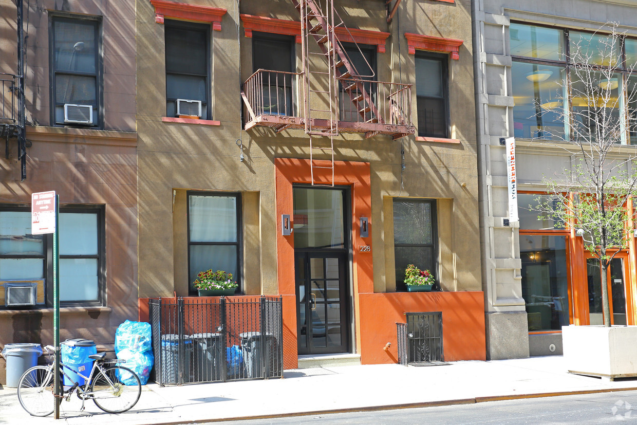 Building Photo - 228 W 17th St