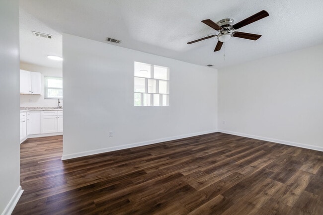 Building Photo - 209 E Tietgen St