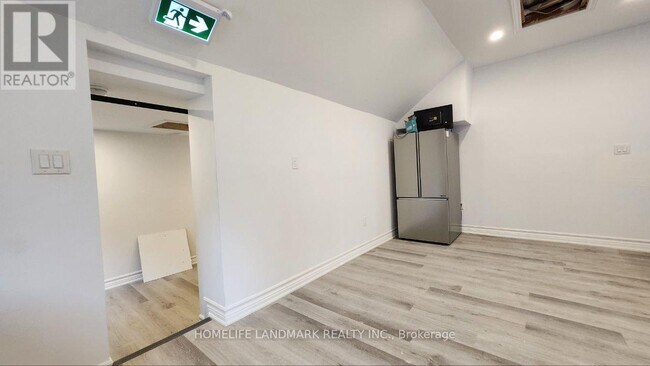 Building Photo - 325-325 Simcoe St S