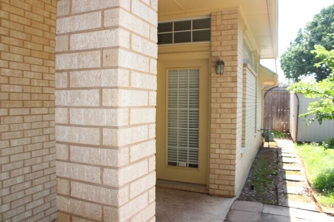 Foto del edificio - Great West side home located close to shop...