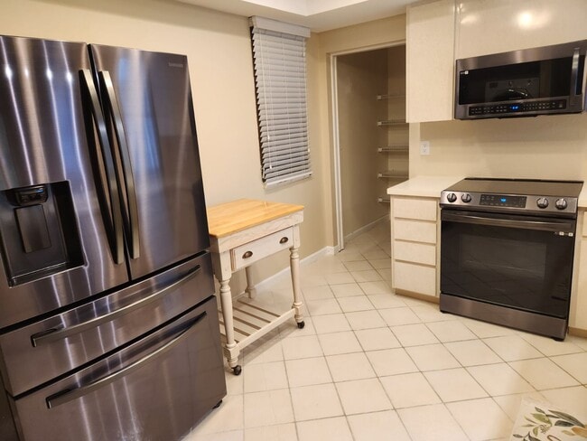 Brand new appliances - 3546 Richwood Link