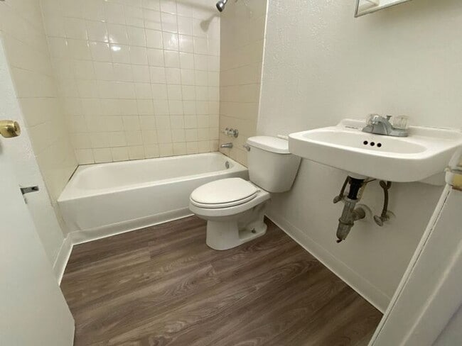 Building Photo - Great Studio Near UNM! Utilities Included!