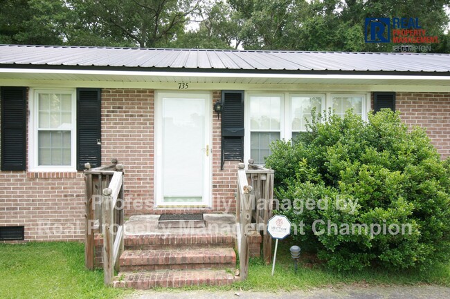 Foto del edificio - All Brick Ranch with Screened Porch