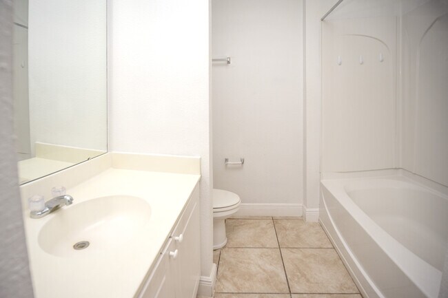 Foto del edificio - Gated Club Cortile 3/2 Condo 1st-Floor In-Unit Laundry