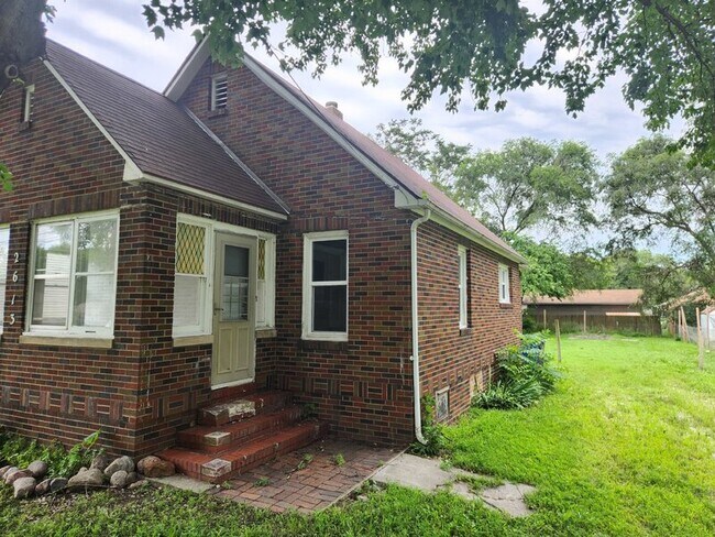 Building Photo - 2613 Elm St