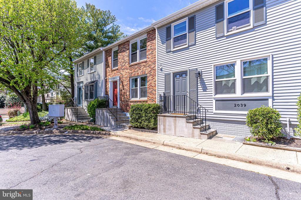 Primary Photo - 2041 N Glebe Rd