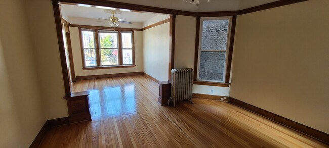 Building Photo - 3326 N Clark St