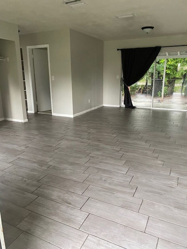 Building Photo - 3 Bed 2 Bath Home | Fenced Yard | Pet Frie...