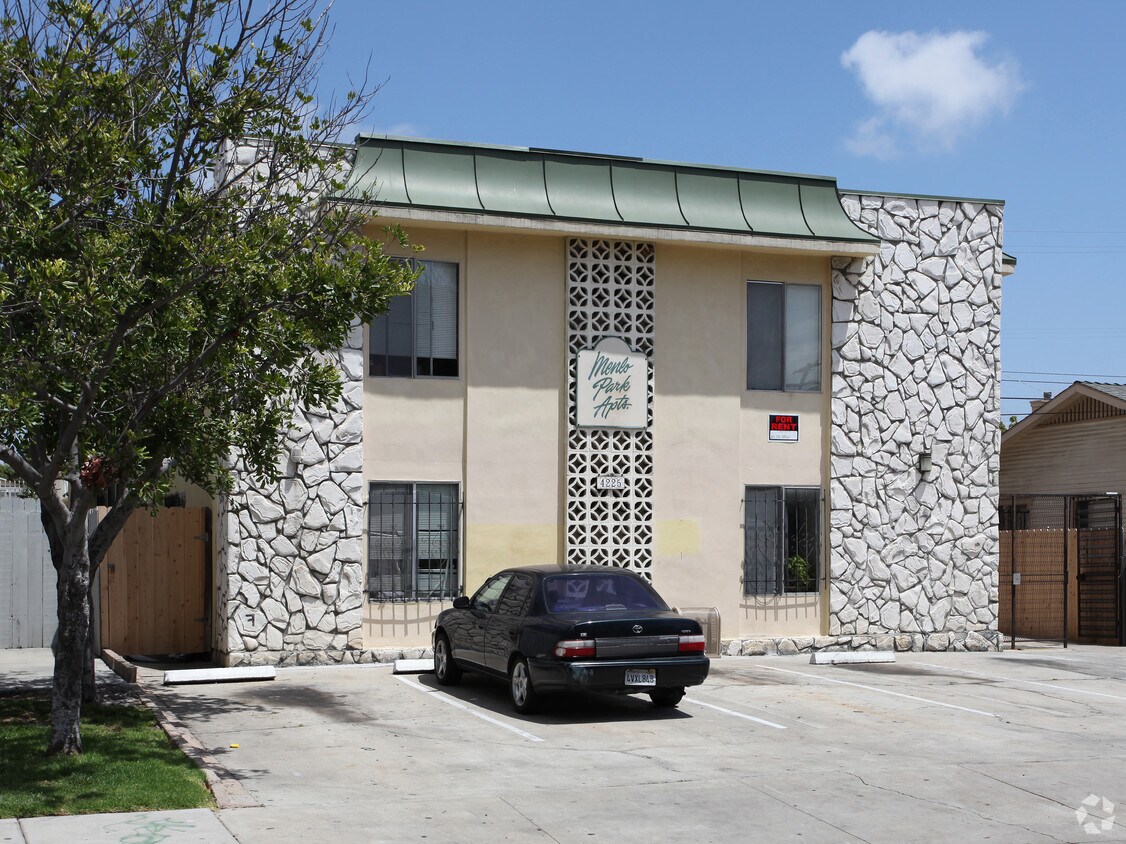 Foto del edificio - 4225 Menlo Ave