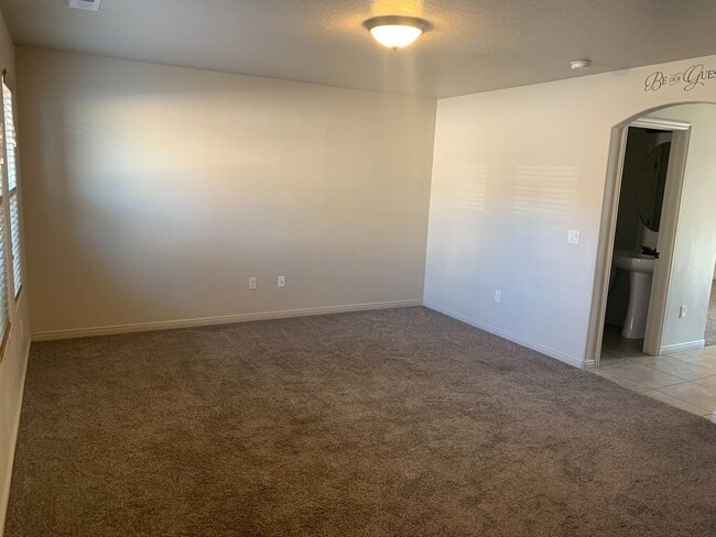 Building Photo - Great Fossil Hills Townhouse! PRICE JUST R...