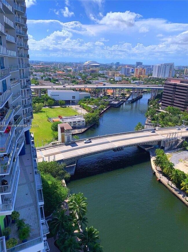 Foto del edificio - 690 SW 1st Ct