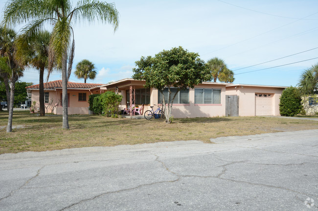 Building Photo - Gulf Winds Dr Apartments