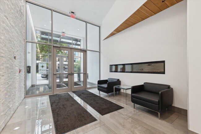 Foto del edificio - 350 N Main St