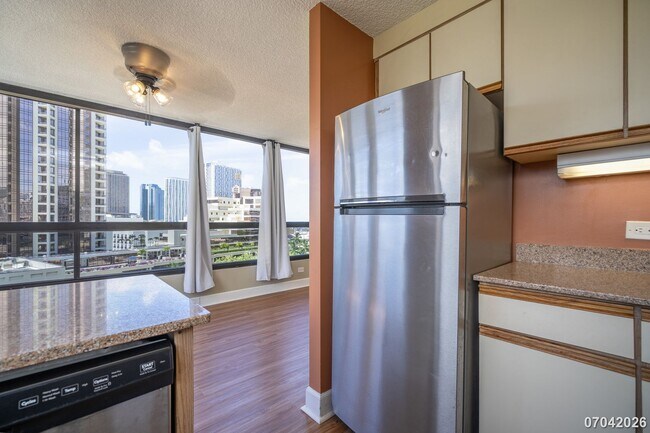 Foto del edificio - Available now!  2br/2ba/1pkg Condo in Royal Capitol Plaza in Kakaako