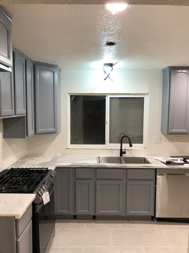 Building Photo - 948 Goldenleaf Way