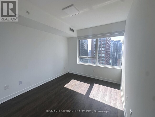 Building Photo - 609 Sherbourne St