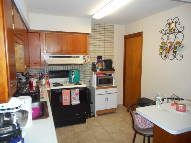 Kitchen - 218 Salomone Ave