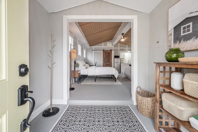 Foto del edificio - Tiny home high ceilings, pet friendly, fen...