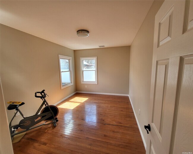 Foto del edificio - 74 Meadowbrook Rd