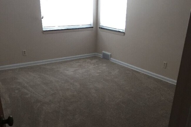 Main Bedroom - 92 Greencrest Ter