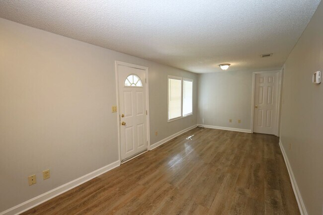 Building Photo - 2948 Dogwood Cir