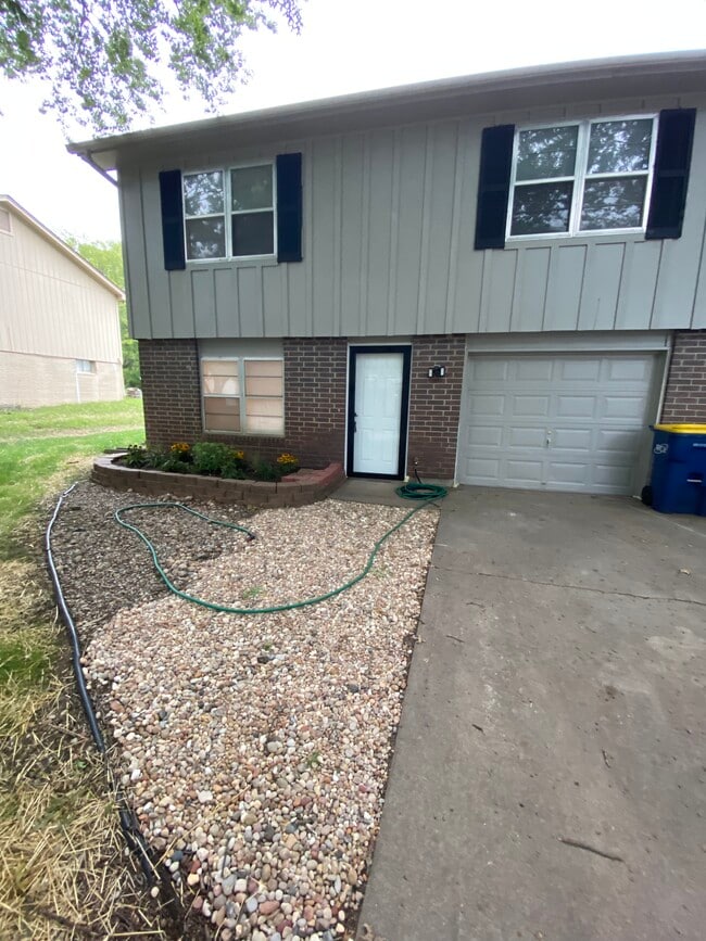 Building Photo - 1615 NE White Dr