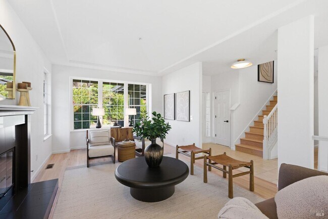 Building Photo - 15 Aaron Dr