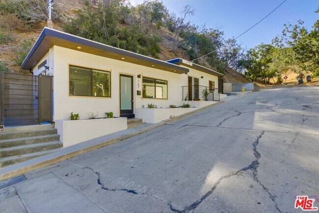 Building Photo - 767 Museum Dr