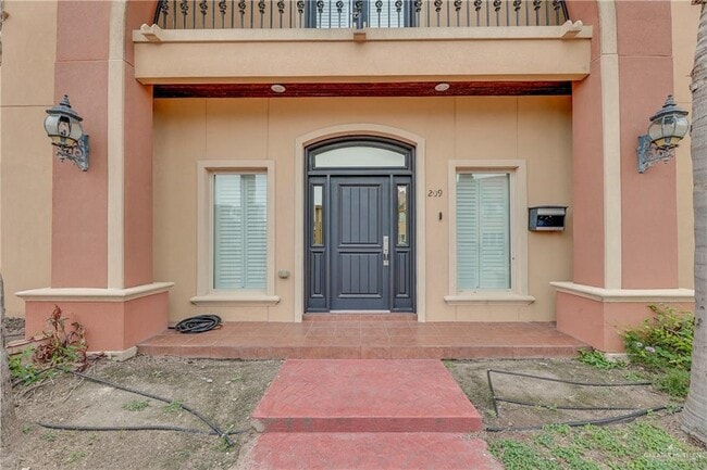 Building Photo - 209 Robin Ave W