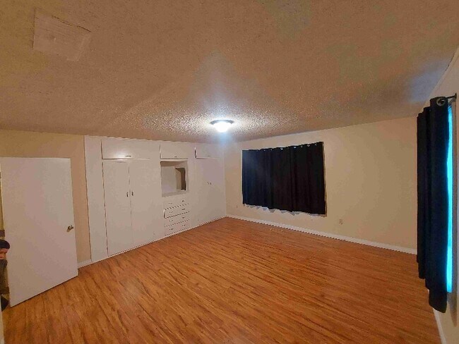 Building Photo - 392 W Stewart Ave