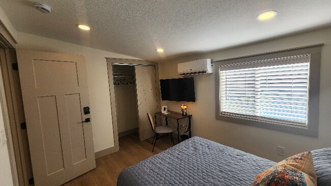 Building Photo - 1704 S Forest Dr