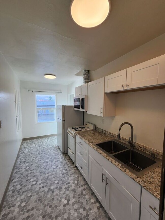 Building Photo - Renovated 1BR/1BA in Vintage Building Loca...