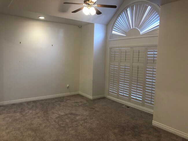 Foto del edificio - 320 NW Brandon Dr