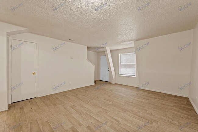 Foto del edificio - Great 2 BR & 1.5 BA Apartment in Dallas (7...