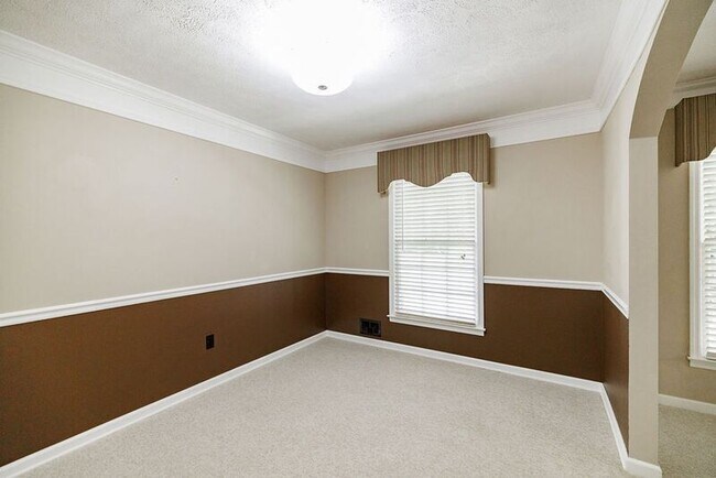 Building Photo - 1110 Maple Cir
