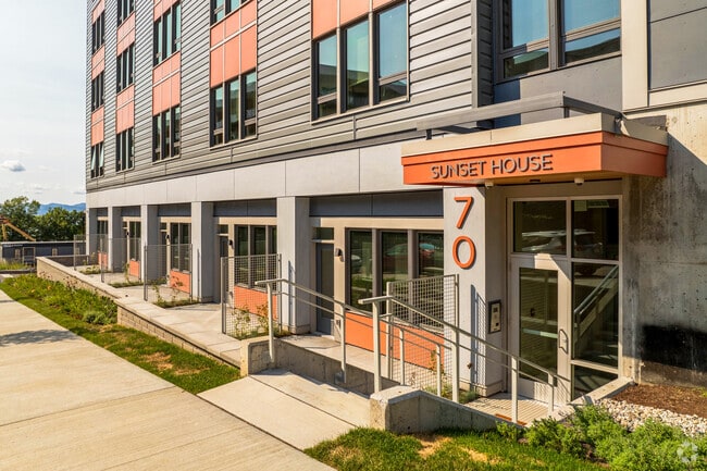 Building Photo - Sunset House