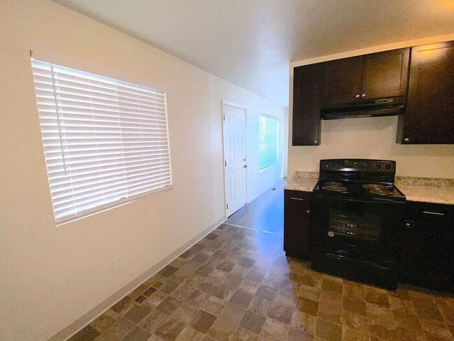 Building Photo - Reno Duplex - Pet Friendly, Garage, Dishwa...