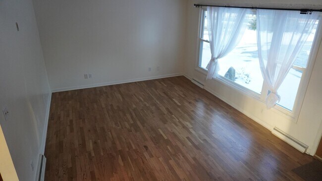 Building Photo - 832 Maumee St