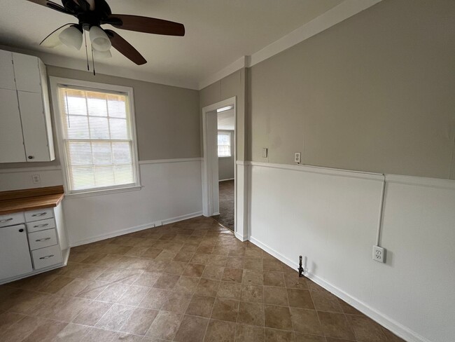 Building Photo - 3 Bedrooms, 1 Bathrooms - Celanese House