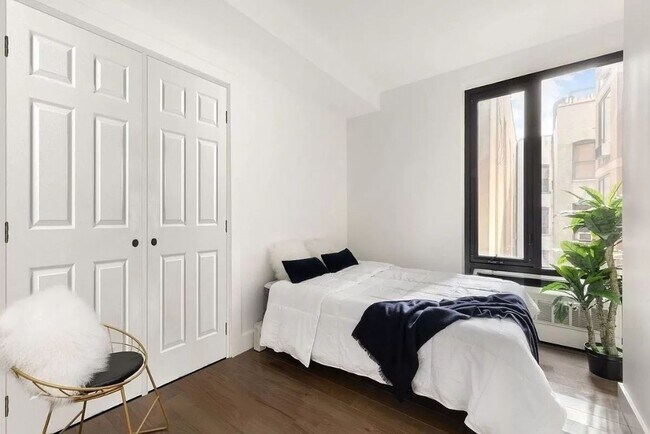 Foto del edificio - 399 E 8th St