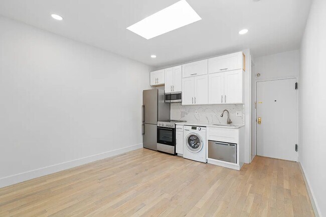 Building Photo - 131 Fifth Avenue