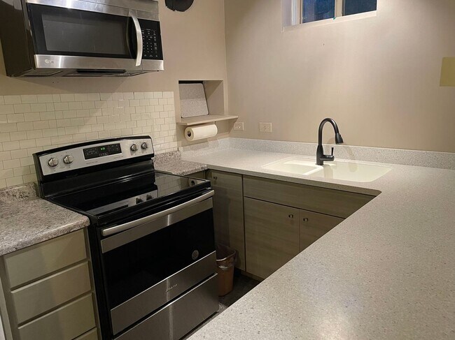 Foto del edificio - Basement Apartment ... ALL UTILITIES INCLUDED, INCLUDING WIFI!!