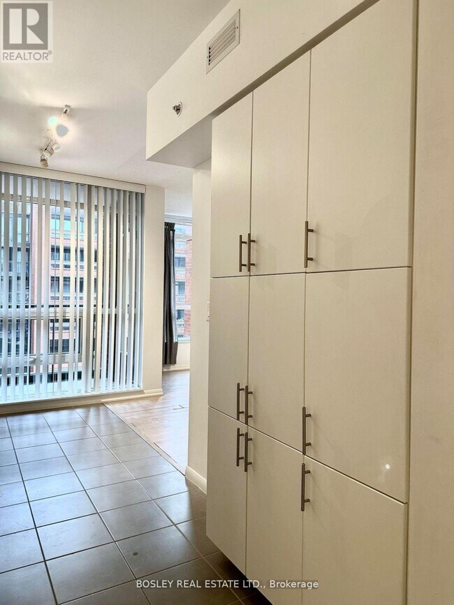 Photo du bâtiment - 830-830 Lawrence Ave W